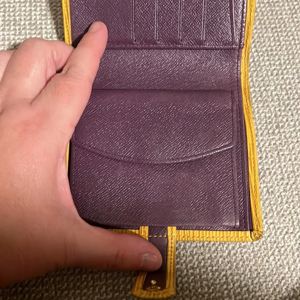 AUTHENTIC Louis Vuitton Epi Leather Bifold Wallet MI1918